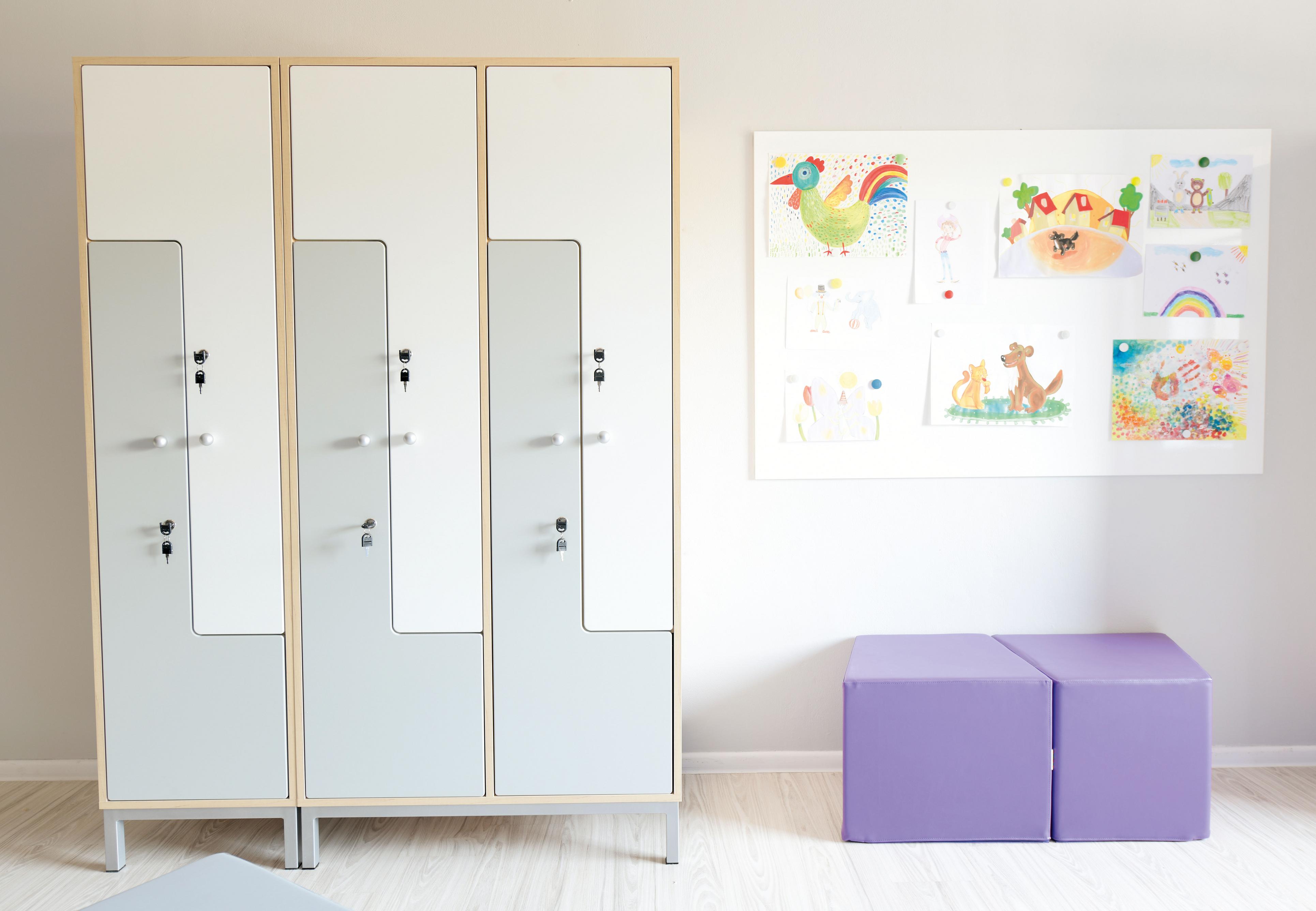Kleiderschrank L für Erzieher im Gruppenraum mit Zeichnungen.