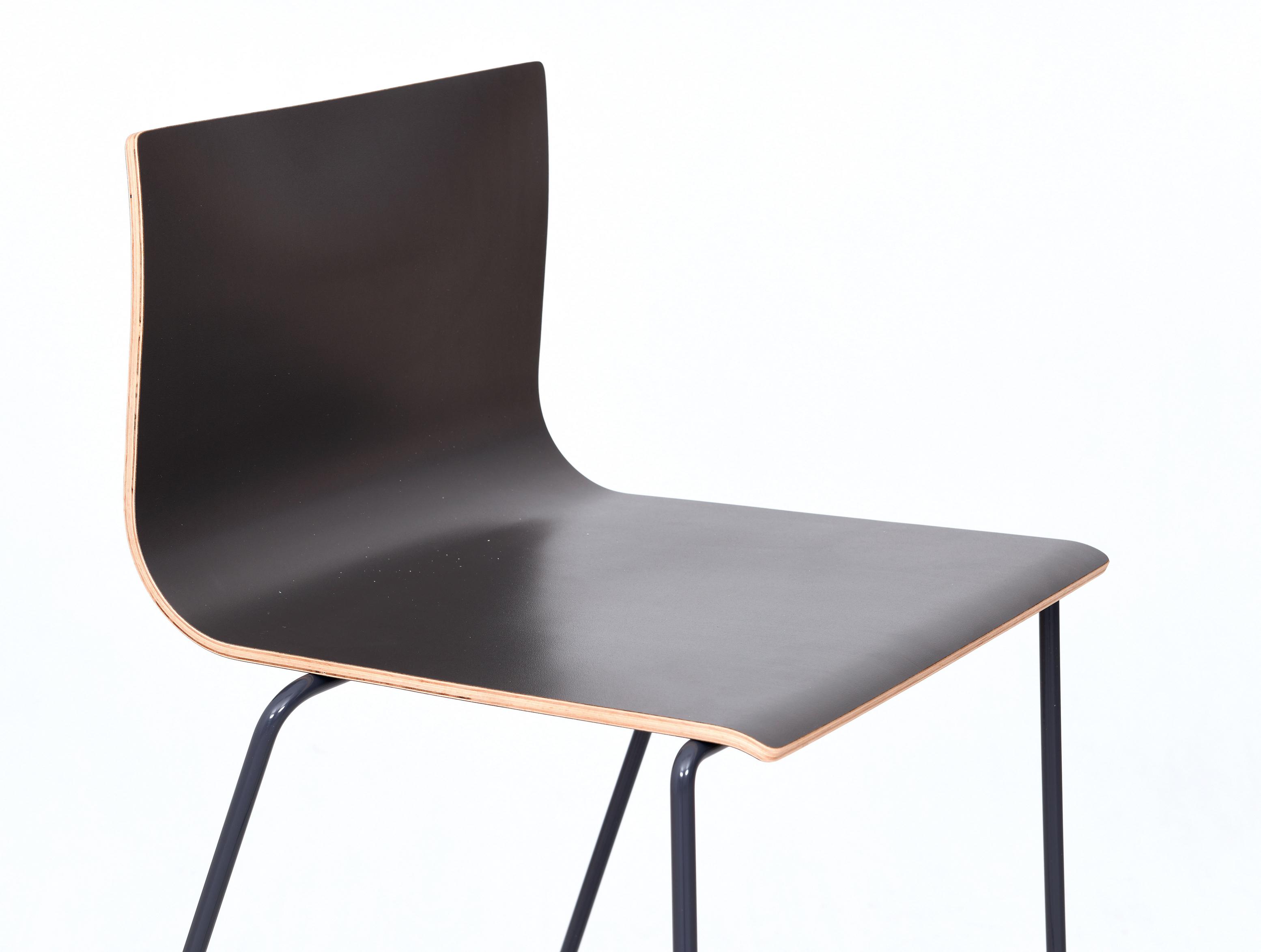 Moderner Barhocker mit anthrazitfarbener Sitzfläche und Metallgestell.