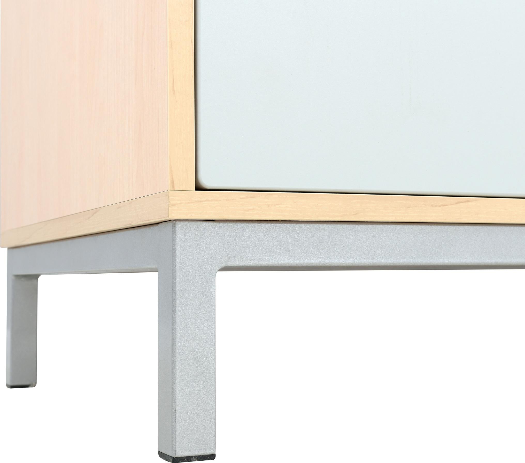 Metalluntergestell des Kleiderschranks, stabil und langlebig.