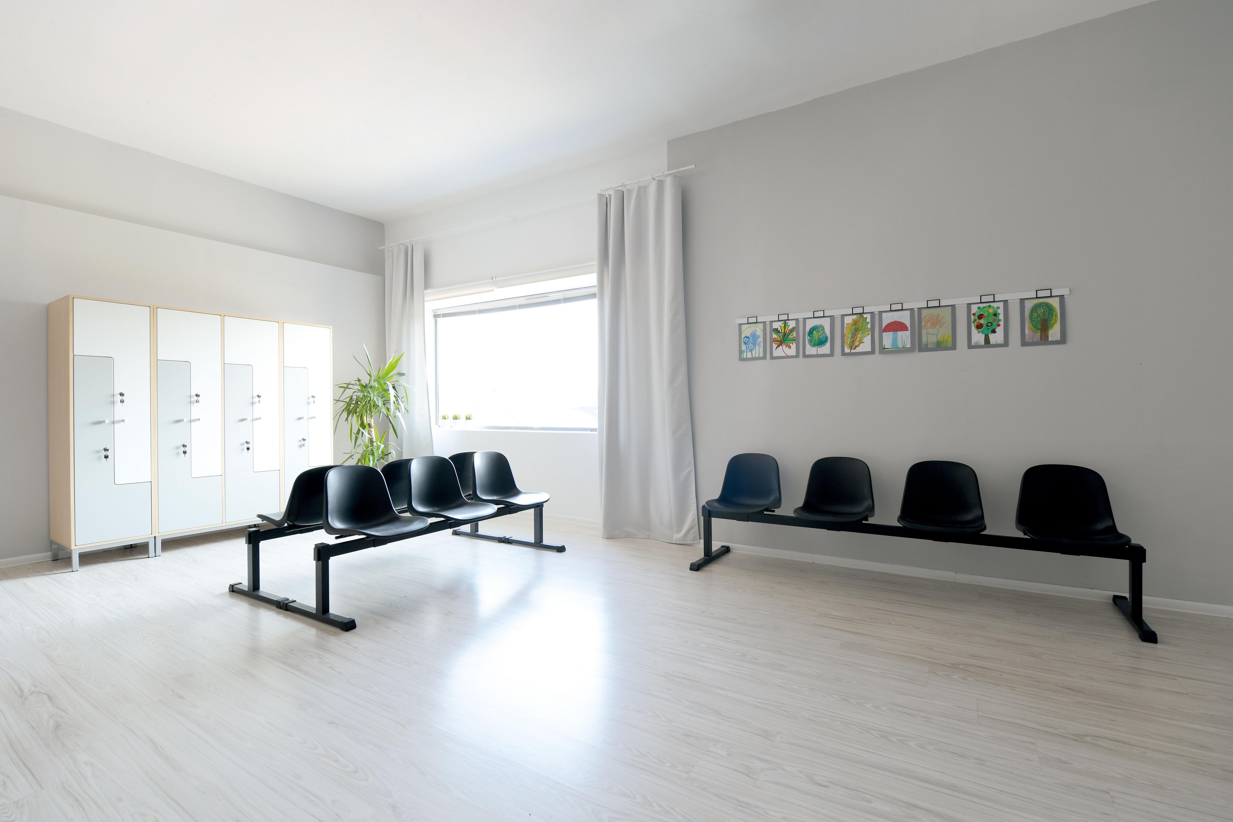 Kleiderschrank für Personal im Gruppenraum, ideal organisiert.