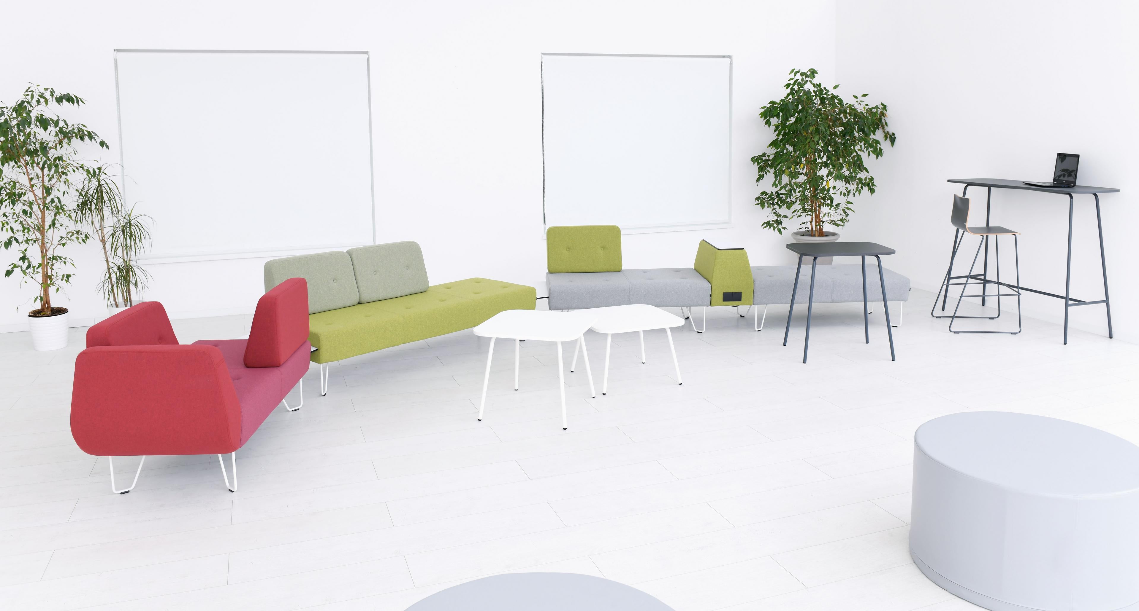 Moderner Barhocker Cool neben Tisch im Lernraum.