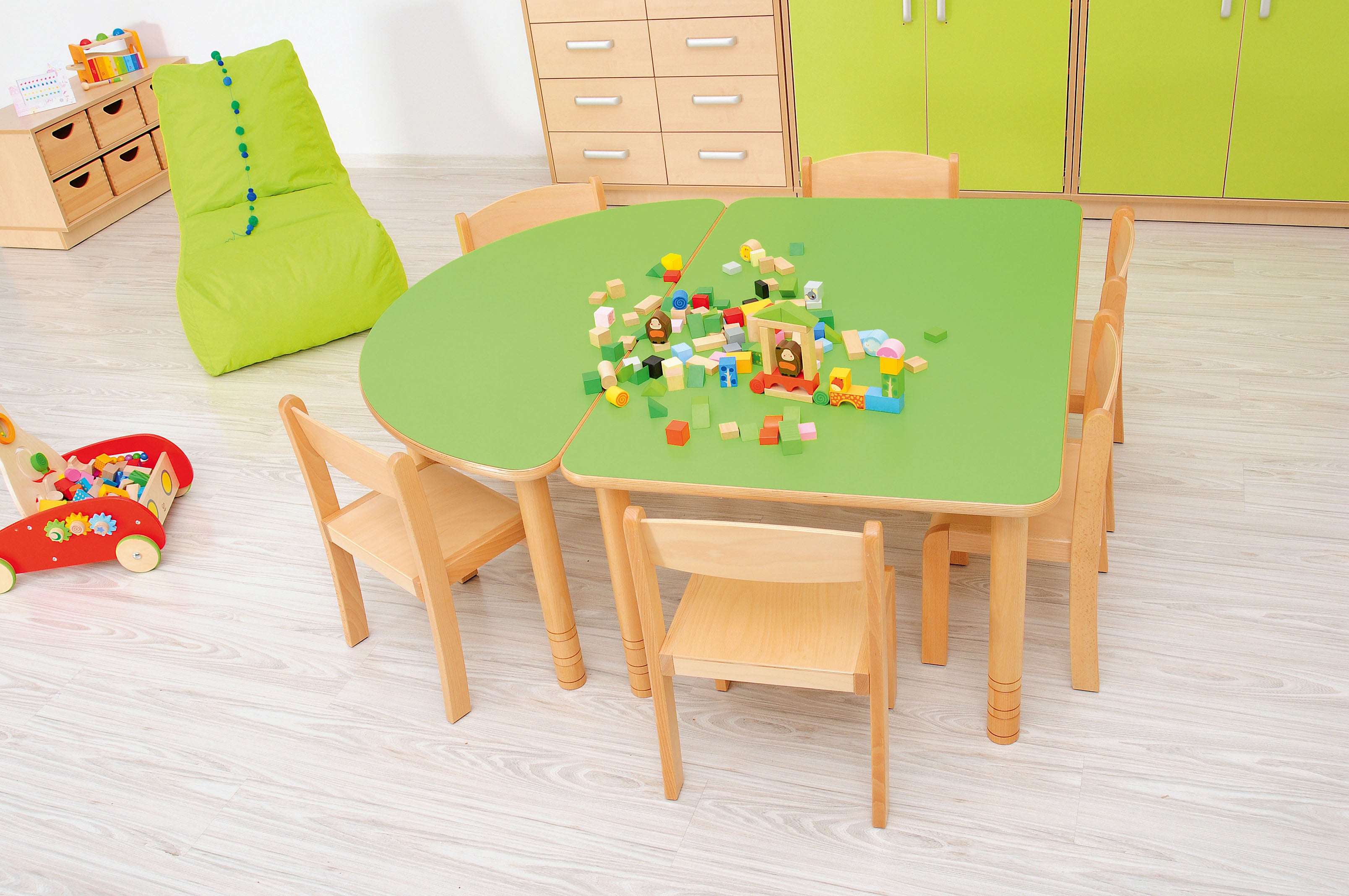 halbrunder Tisch für Kindergarten Krippe und Schule im Gruppenraum 3