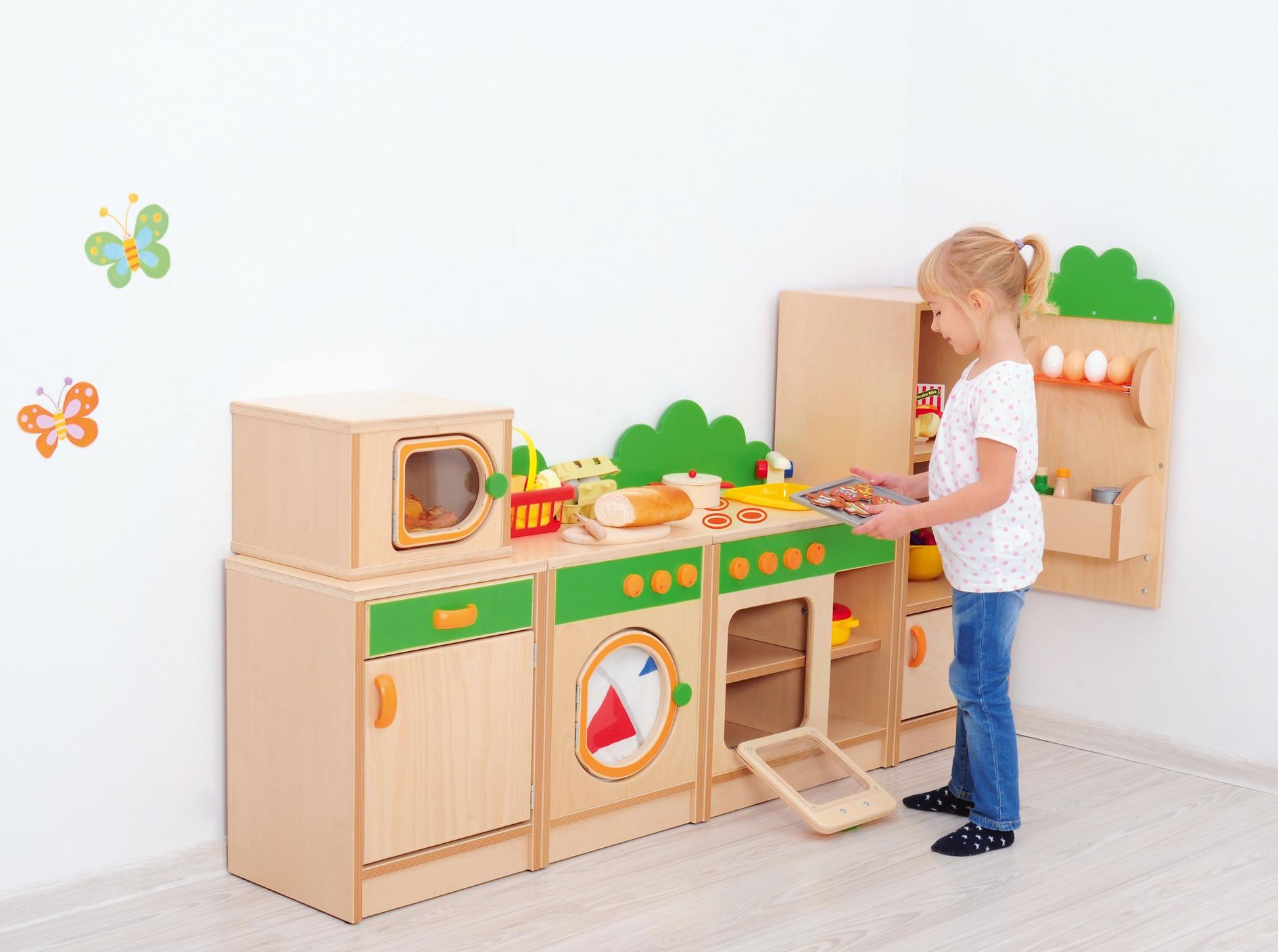 Kind spielt an Spielküche Hannah, Herd mit Spüle