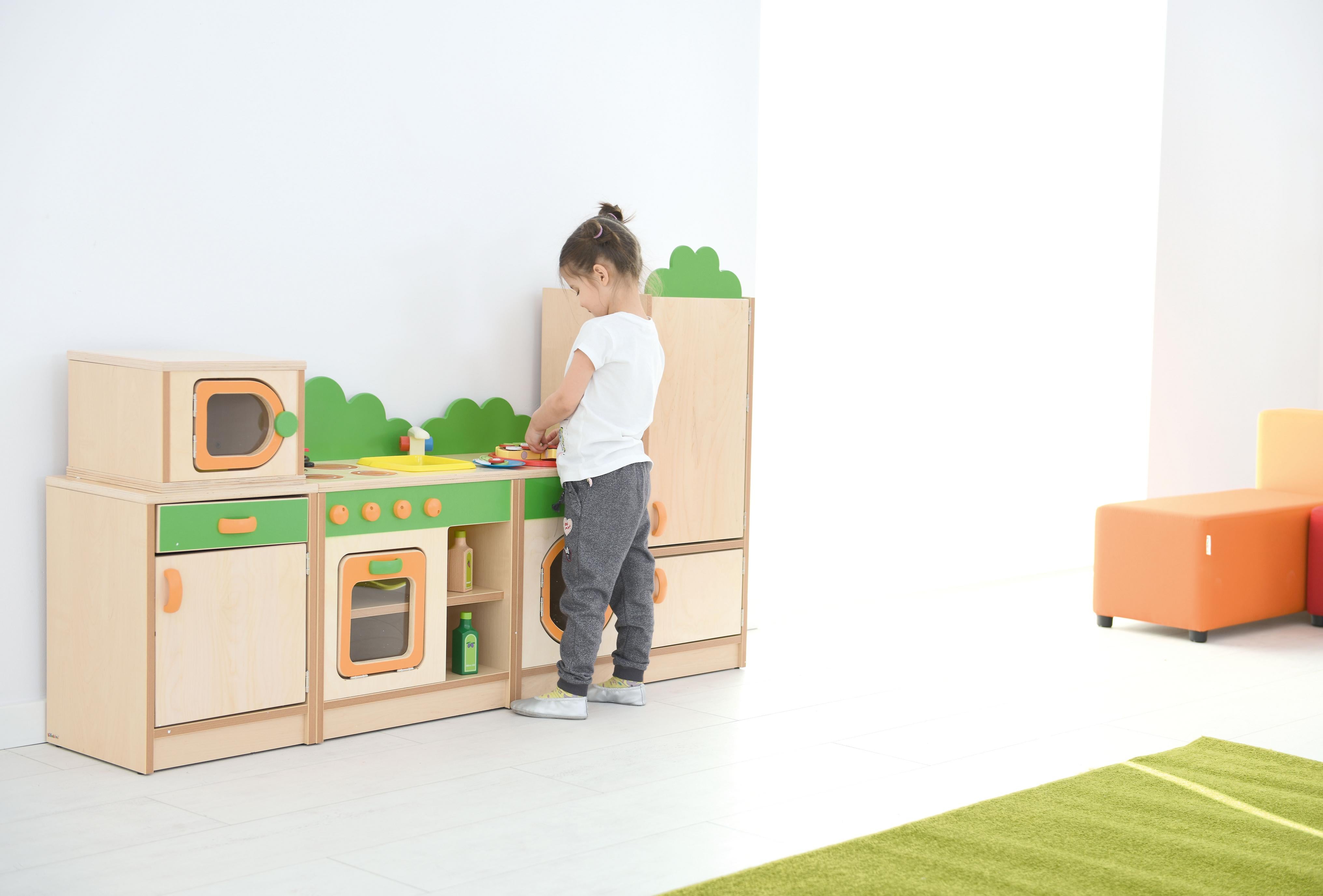 Kind spielt an Spielküche Hannah, Herd mit Spüle