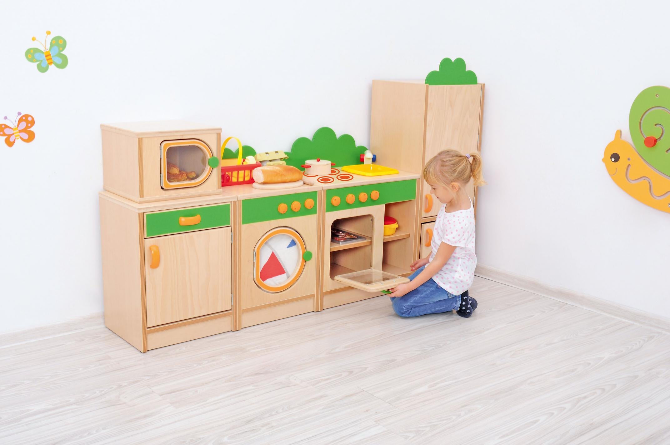 Mädchen spielt an Spielküche Hannah, Herd mit Spüle