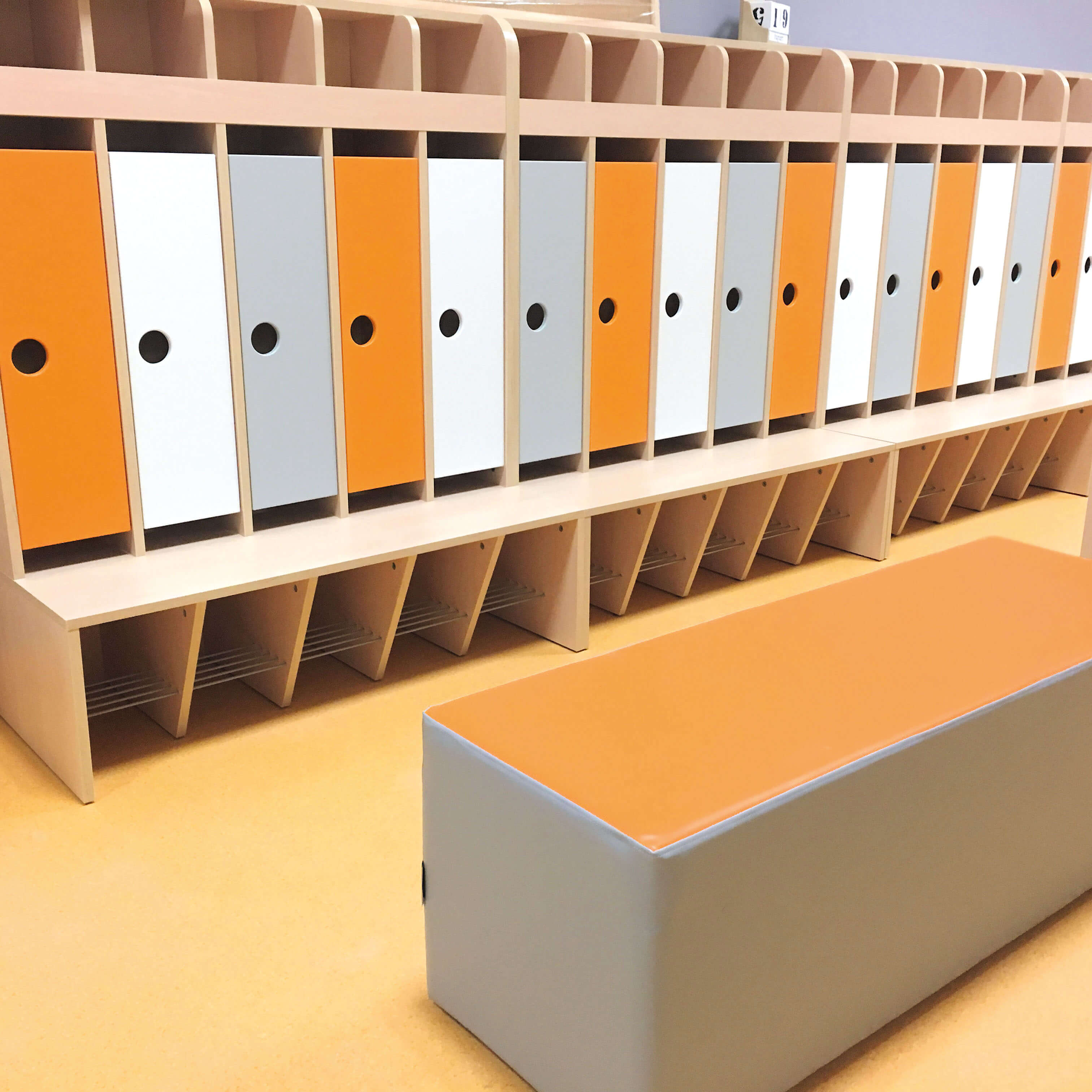 platzsparende Garderobe Mariposa mit Bank, Konfigurierbar - Versch. Farben Und Größen. Geeignet für Kita, Kindergarten und Schule.