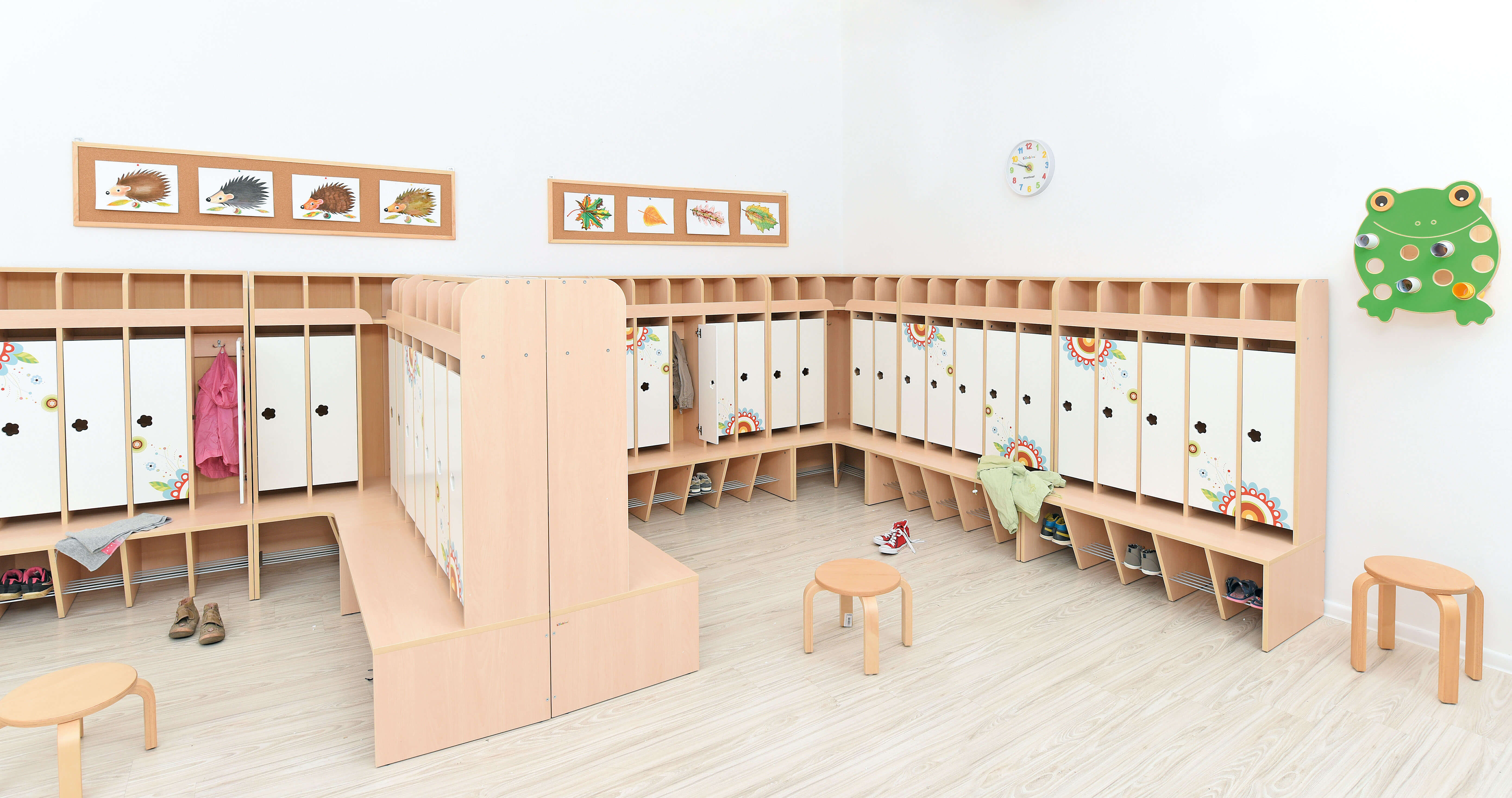 platzsparende Garderobe Mariposa mit Bank, Konfigurierbar - Versch. Farben Und Größen. Geeignet für Kita, Kindergarten und Schule.