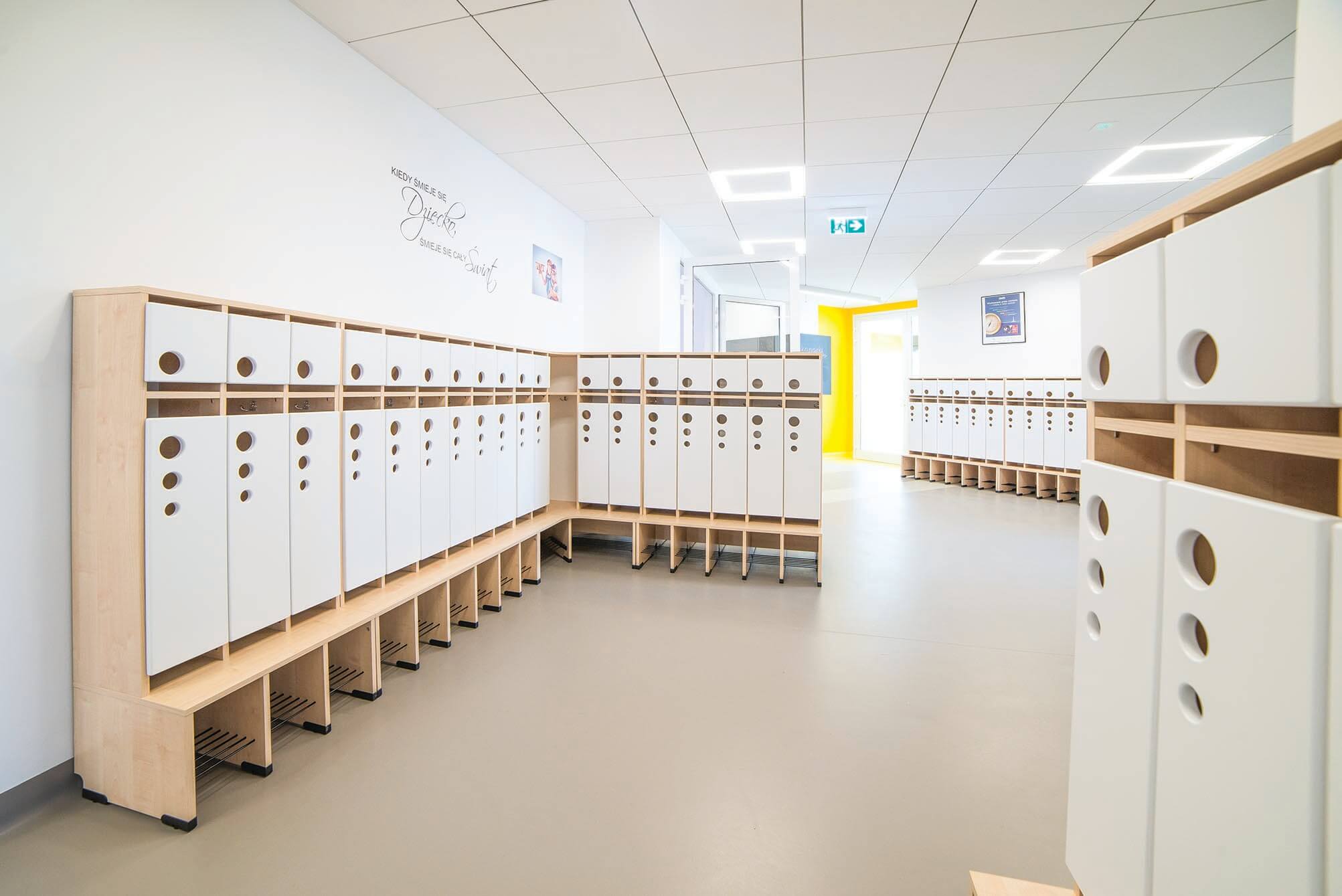 Garderobe Bubble-Serie mit Bank, Konfigurierbar - versch. Farben. Geeignet für Kita, Kindergarten und Schule.